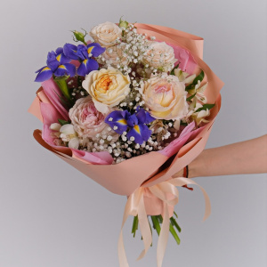 Ирисы и ароматные пионовидные розы в нежном букете