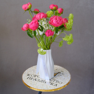 Букет в вазе. Коралловые пионы, маттиола и яркая зелень