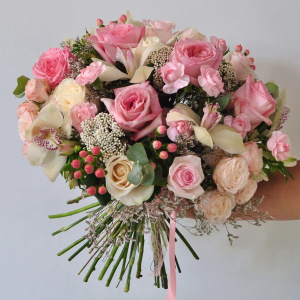 Пионовидные розы Охара и орхидеи в большом букете