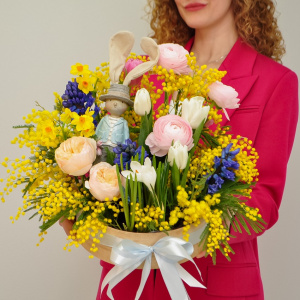 Ранункулюсы, гиацинты, мимоза и тюльпаны в весенней композиции