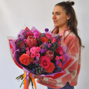 Протея (африканская роза) и розы в ярком букете "Луна моей жизни"