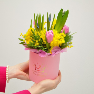 Тюльпаны, мимоза и мускари в коробочке. Корпоративные подарки на 8 марта. Цена от 10 шт.