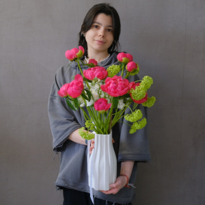 Букет в вазе. Коралловые пионы, маттиола и яркая зелень