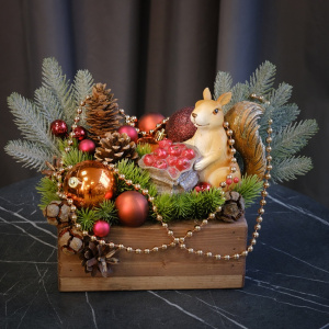 Новогодняя композиция с сувениром в ящичке "Прячьте орешки!" (искусственная)