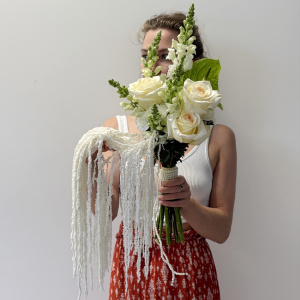 Антуриум, пионовидные розы и амарант в букете невесты