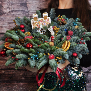 Яркий новогодний букет из нобилиса «Пряничный домик»