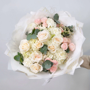 Гортензия и ароматные пионовидные розы Охара в большом букете "Белоснежка"