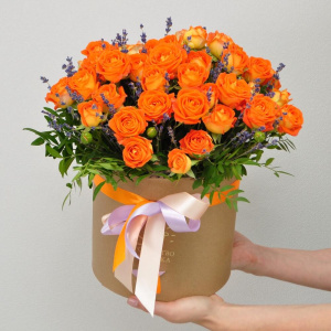 Кустовые розы и лаванда в коробочке "Жаркие объятия лета"