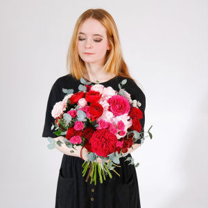 Ранункулюсы и пионовидные розы в ярком букете "Казанова"