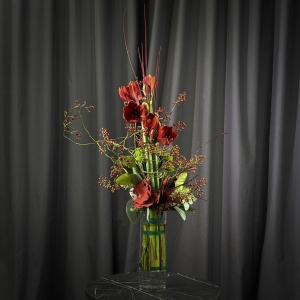 Вертикальный букет с красными амариллисами и розами. Мужской бизнес букет