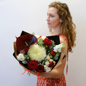 Антуриум и розы в стильном букете