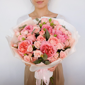 Пионовидные розы в персиковом букете «Ю энд Ми»