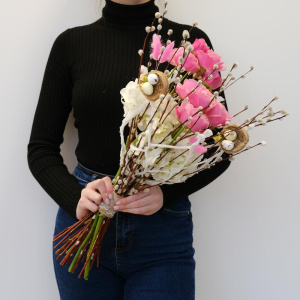 Верба, кустовые пионовидные розы и гортензия - букет на Пасху