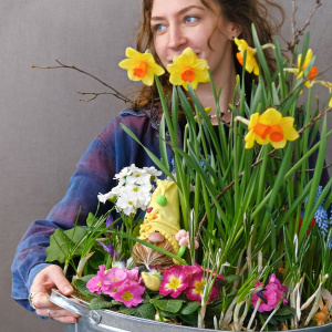 Садик с первоцветами: мускари, крокусы, нарциссы, примула и ветки вишни в композиции "Жёлтый колпак весны"