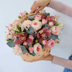 Пионовидные розы Джульетта и орхидеи в корзине "Тайна цветущей любви"