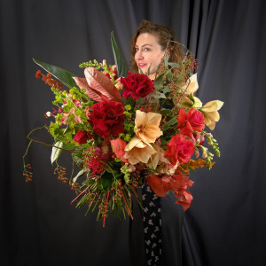 Авторский большой букет с французскими розами и амариллисами