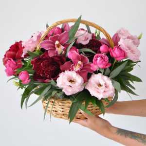 Бордовые пионы, орхидеи и эустома в корзине