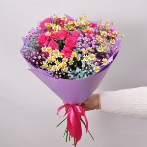 Кустовые розы и ромашки в букете «Дюймовочка»