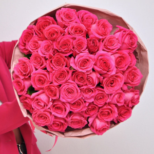 Яркие розовые ароматные розы пинк флойд 45 шт, букет с вазой
