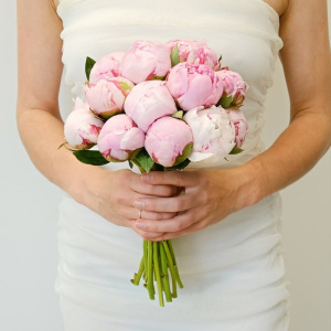 Букет невесты с розовыми пионами Сара Бернар 