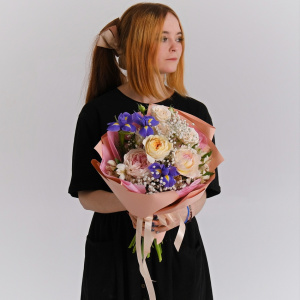 Ирисы и ароматные пионовидные розы в нежном букете