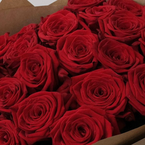 Сет: 25 красных роз + ваза + шар "Сердце" + мармелад