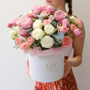 Сет на День Матери «Мамина нежность»: композиция с пионовидными розами, шар-фольга и открытка с шоколадом