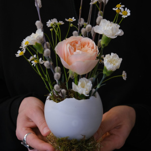 Яйцо пасхальное с живыми цветами: верба, ароматная роза и ромашки