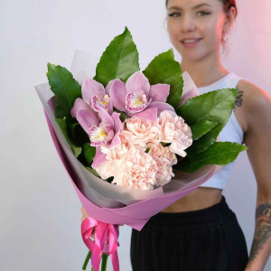 Орхидея цимбидиум и персиковые гвоздики в милом букете "Цветы для души"