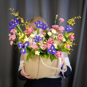 Ирисы, тюльпаны и форзиция в яркой композиции "Весенний вальс цветов"