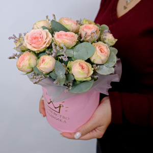 Кустовые розы в коробочке с эвкалиптом "Кэти"