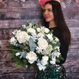 Пионовидные розы, нобилис и ранункулюсы в букете "Поймай Мечту"