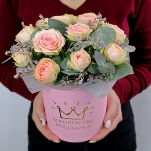 Кустовые розы в коробочке с эвкалиптом "Кэти"