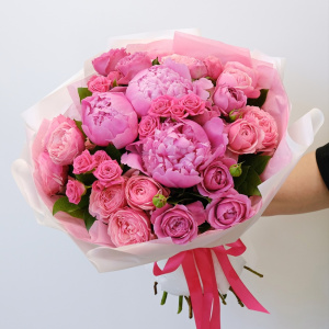 Пионы и пионовидные розы в букете "Тайна розового ветра"