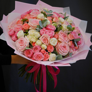 Пионовидные и кустовые розы в большом пышном букете "Le Charme"