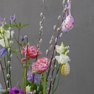 Композиция на Пасху в ящичке: анемоны, тюльпаны, верба, яйца ручной работы и сувенир