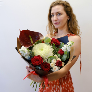 Антуриум и розы в стильном букете