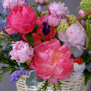Коралловые и розовые ароматные пионы в летней корзине "Клубничное лето"
