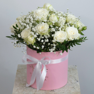 Белые кустовые розы и гипсофила в коробочке "Нежное облачко"