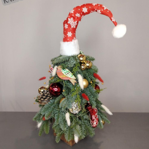 Нарядная ёлка в шапочке