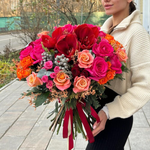 Красные амариллисы и розы в шикарном букете "Танец огня"