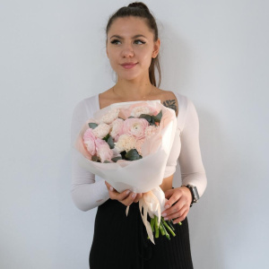 Ранункулюсы (Лютики) и диантусы в нежном букете «Моей красавице»