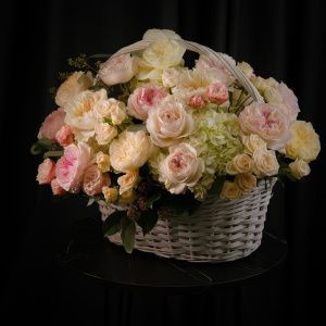 Кустовые и дорогие пионовидные розы в пышной ароматной корзине