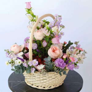 Корзина с цветами и ягодами: пионовидные розы, колокольчики, клубника, черешня и голубика