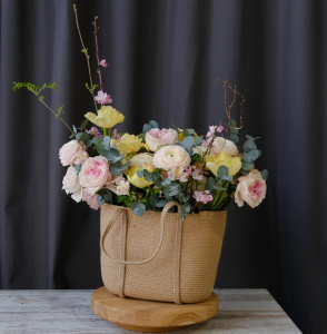 Весенний букет в сумке: пионовидные розы, ветки сакуры и ранункулюсы «Букет для королевы»