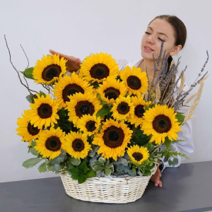 Корзина с подсолнухами, лавандой и пшеницей "Лето в сердце"