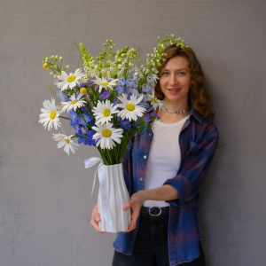 Букет в вазе. Ромашки и дельфиниум "Эскиз Лета"