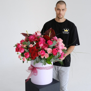 Антуриумы и розы в большом букете в коробке "Amour de Luxe"