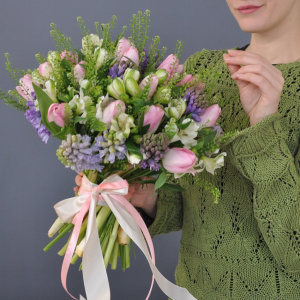 Букет с тюльпанами и гиацинтами "Пленительный аромат"