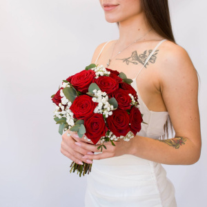 Букет невесты из красных ароматных роз с белой гипсофилой и зеленью